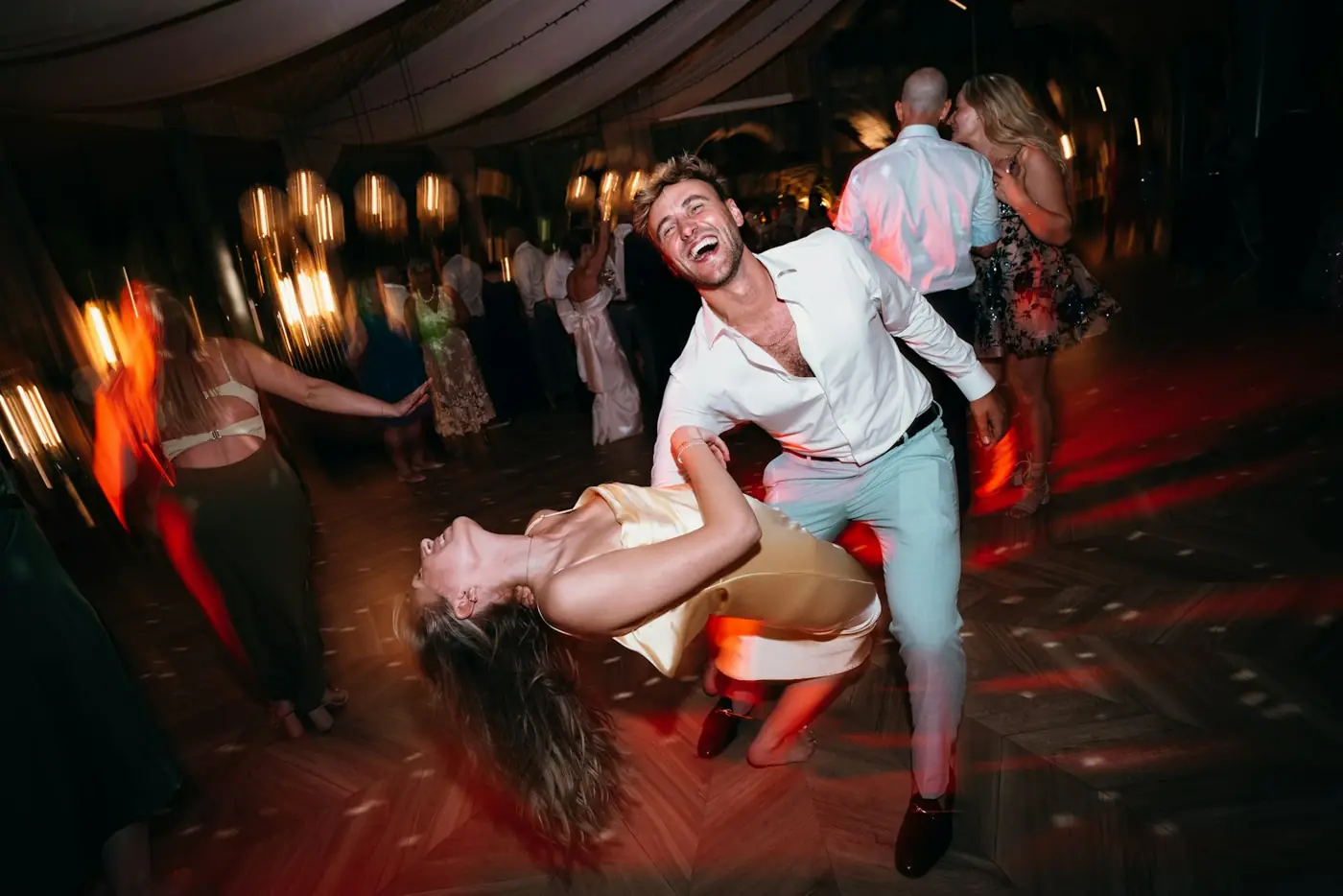 Koppel danst uitgelaten op een feest