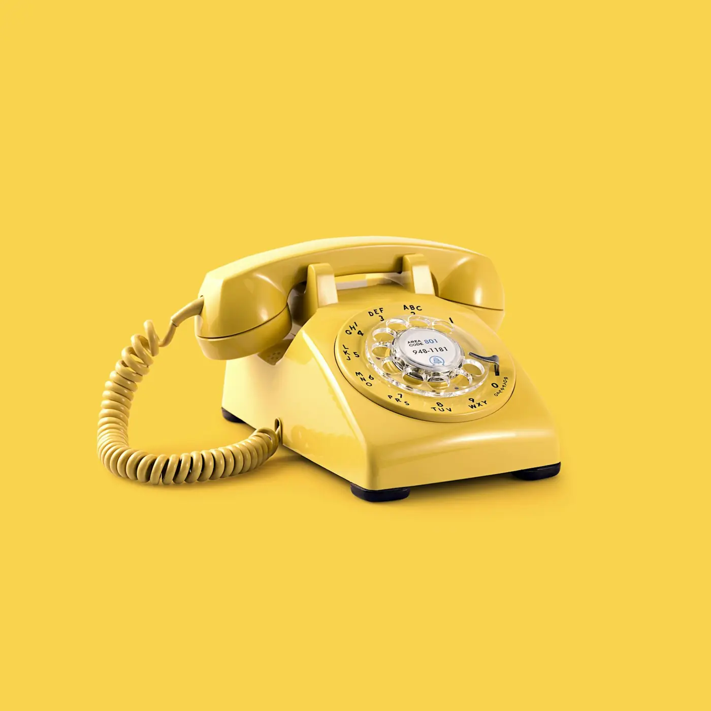 Gele retro telefoon met draaischijf
