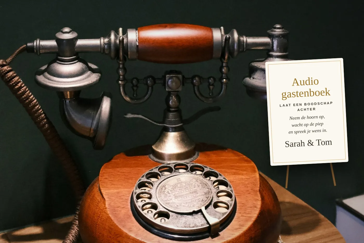 Audio gastenboek: retro telefoon met bordje voor de gasten (illustratie)