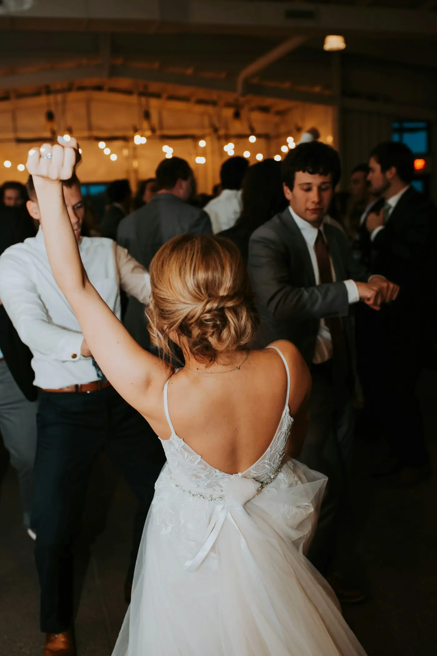 Bruidspaar en gasten dansen op een trouwfeest