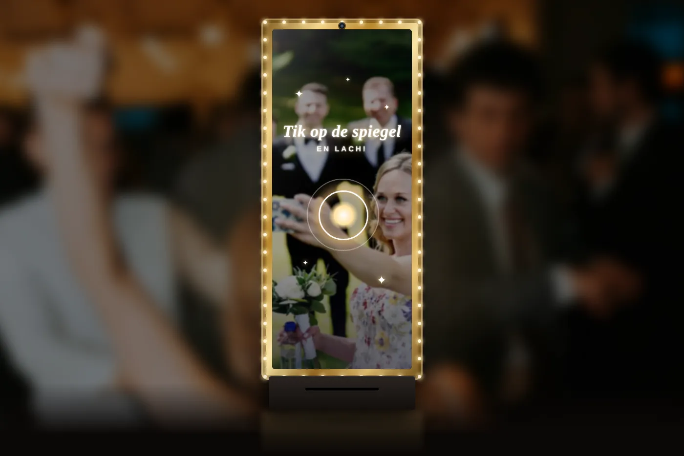 Magic mirror photobooth met gouden lichtrand en aanraakscherm (illustratie)