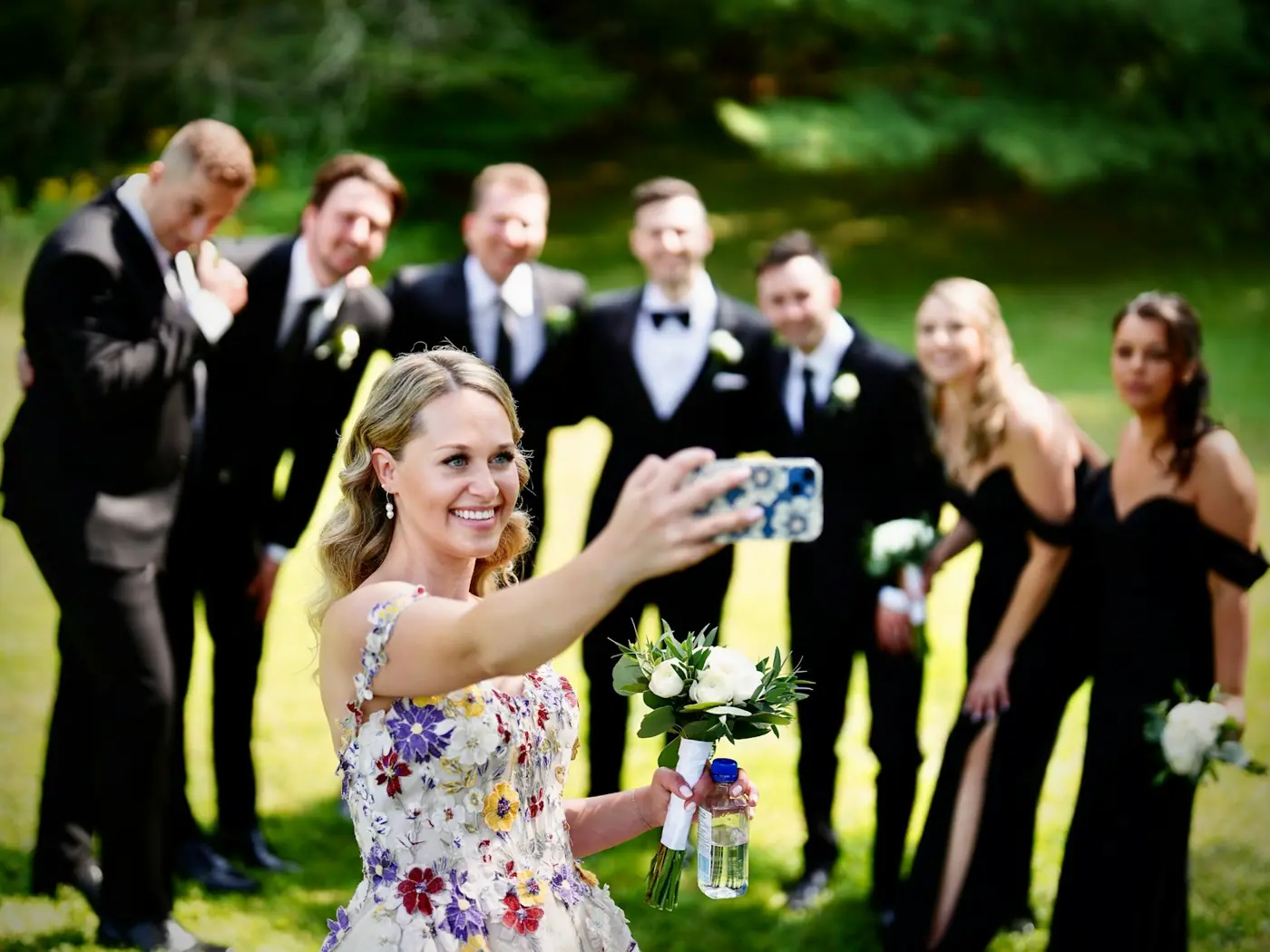 Trouwgasten maken samen een groepsfoto