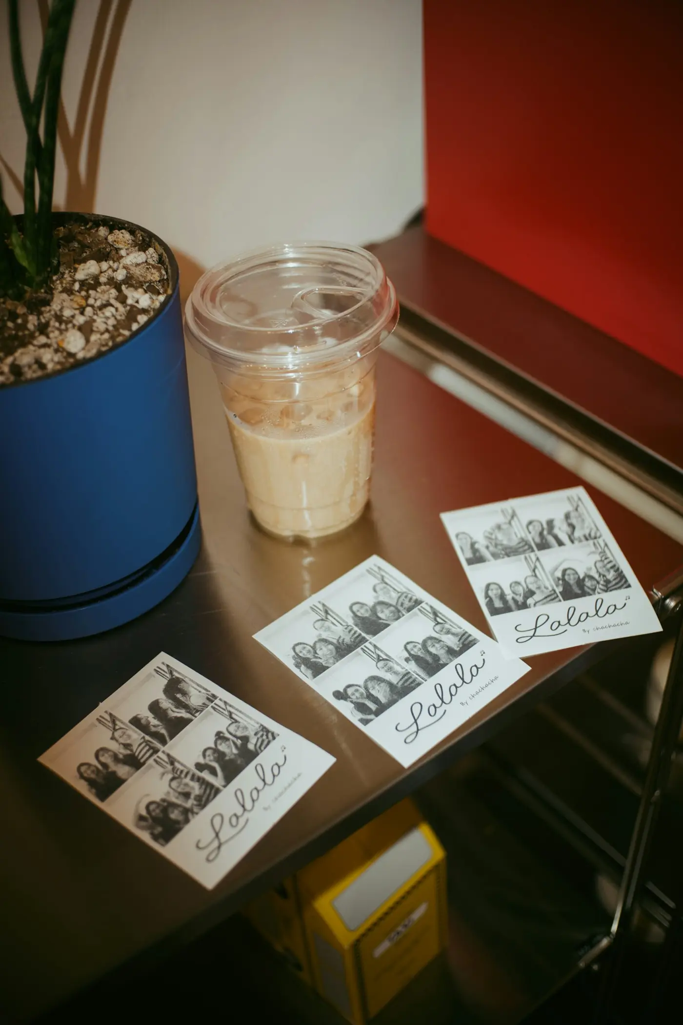 Drie fotostrookjes uit een photobooth op een tafel