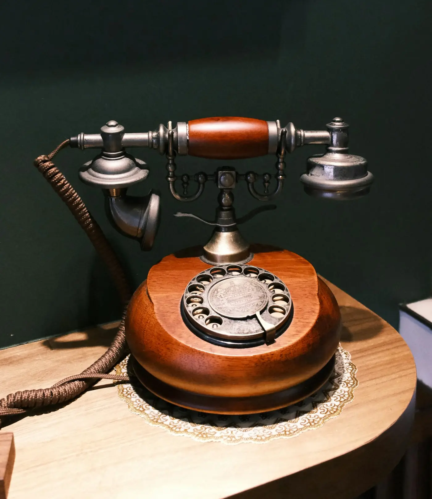 Oude telefoon op een houten tafel